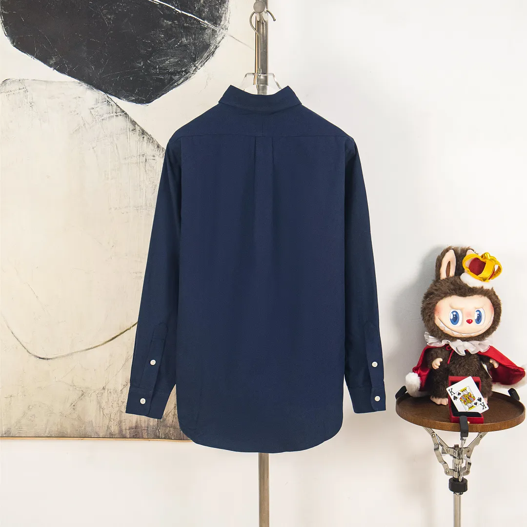 P270 zp version [Exclusive supply] Ralph Lauren/Ralph Lauren's classic evergreen single product 100 cotton Oxford spun old money style casual long-sleeved shirt. 100% restored workmanship. The entire garment is embedded with seams and clean edges. The upper back seams are reorganized for a better fit. ✅ 100 cotton Oxford spun on the face. Pre-wash treatment. The texture is tight and soft. ✅ Custom dyed original pearlescent white bottom buttons. Size partitions. ✅ Special shaped chiffon foil is included in the collar door tube. It is not easy to deform and pull. ✅ RL classic version of the Oxford shirt. The thick and crisp feeling brought by the Oxford cloth. It can be worn alone or as an outer layer. It can be worn in all seasons. It is a must-have item for the wardrobe. Get it with your eyes closed. Color: black, white, pink, blue, carbon gray, khaki, navy blue and red label, dark blue and white label (8 colors) Size: S M L XL Number: WW10967